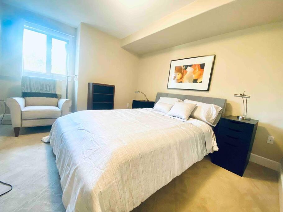 Amazing Location 2 Bedroom Minutes From Downtown Victoria Eksteriør bilde