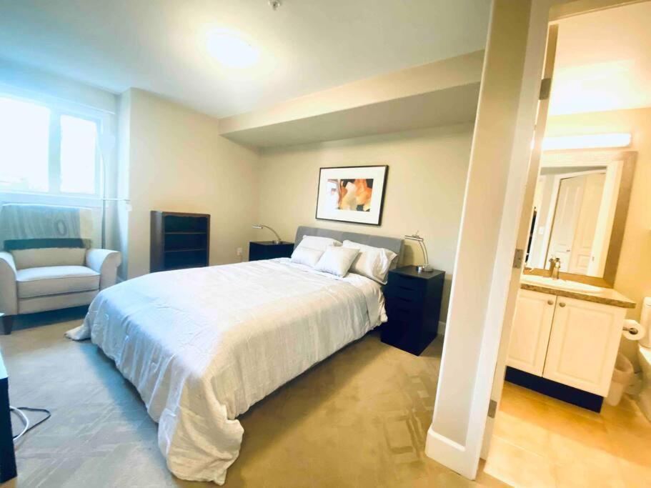 Amazing Location 2 Bedroom Minutes From Downtown Victoria Eksteriør bilde