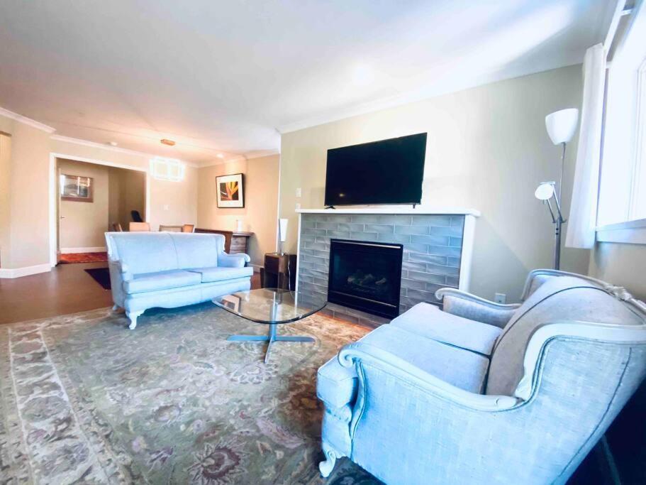 Amazing Location 2 Bedroom Minutes From Downtown Victoria Eksteriør bilde