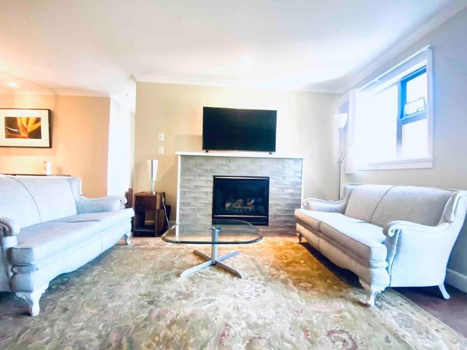 Amazing Location 2 Bedroom Minutes From Downtown Victoria Eksteriør bilde
