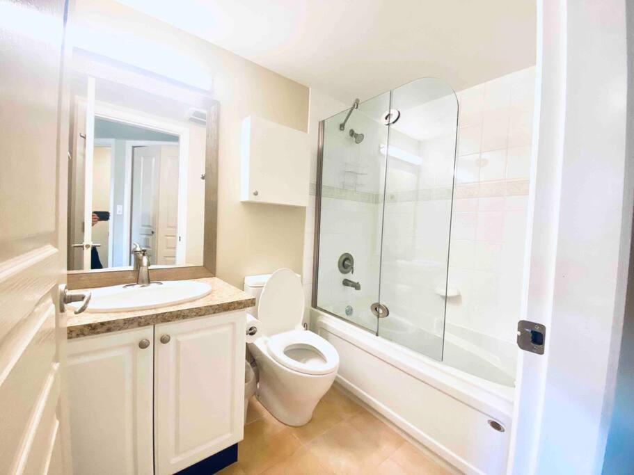 Amazing Location 2 Bedroom Minutes From Downtown Victoria Eksteriør bilde