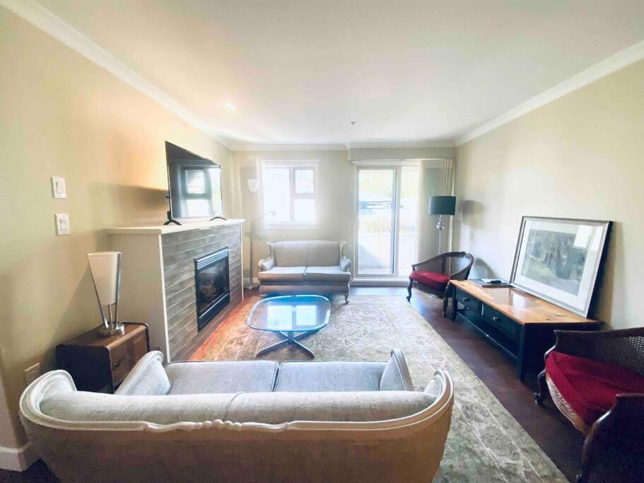 Amazing Location 2 Bedroom Minutes From Downtown Victoria Eksteriør bilde