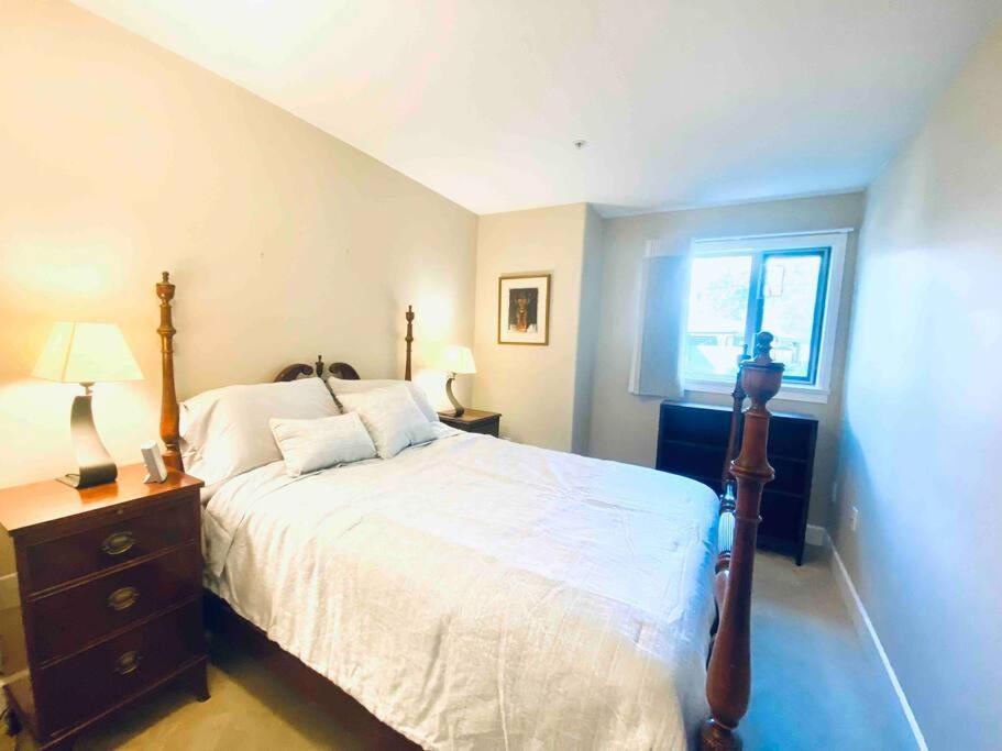 Amazing Location 2 Bedroom Minutes From Downtown Victoria Eksteriør bilde